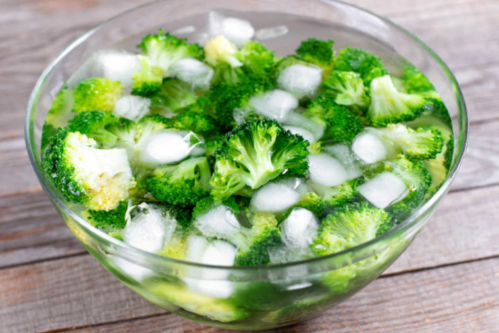 Cut up broccoli in ice water.