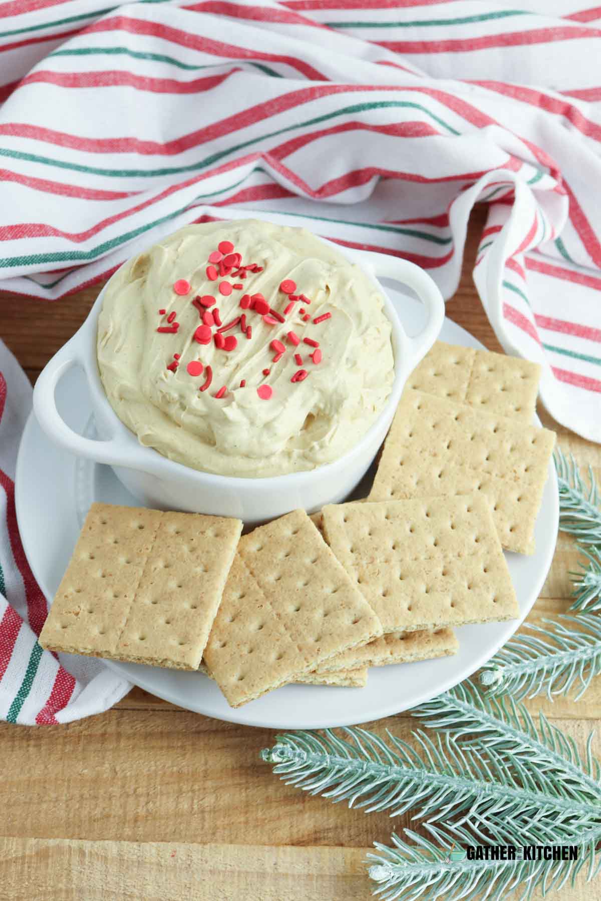 Bowl with gingerbread dip and graham crackers surrounding it.