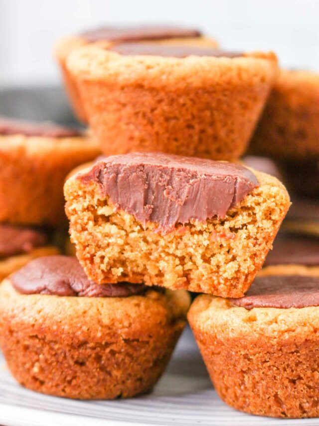 Cookie cups with peanut butter fudge