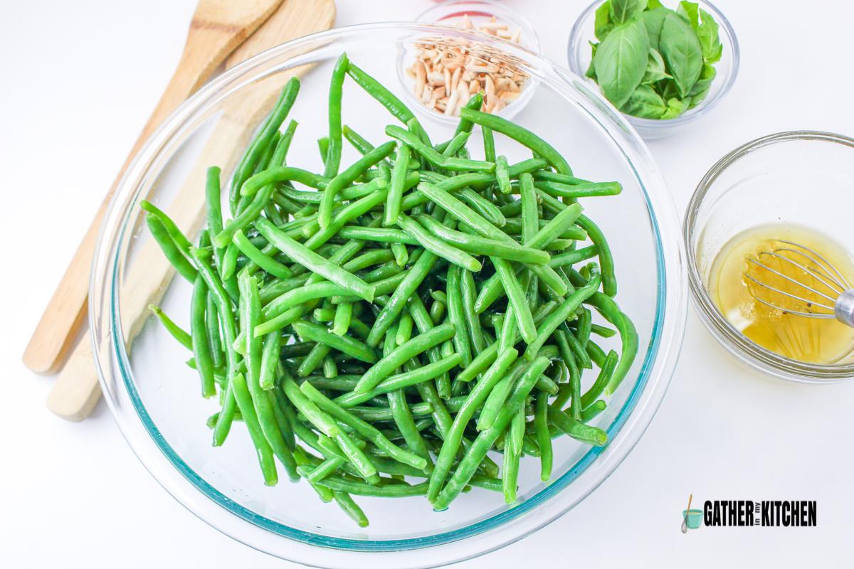 Green beans in bowl.