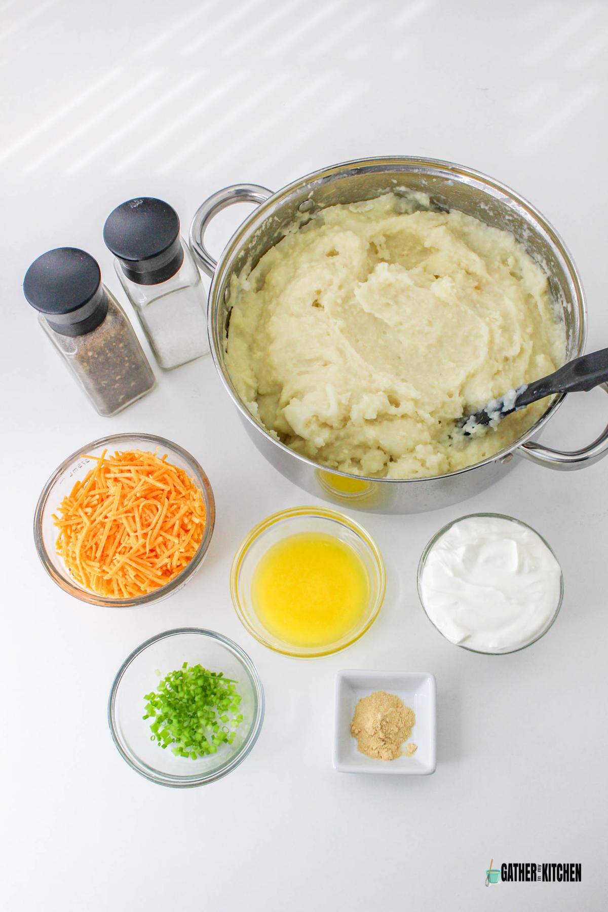 Ingredients: mashed potatoes, sour cream, garlic powder, melted butter, chives, shredded cheese, salt and pepper. 