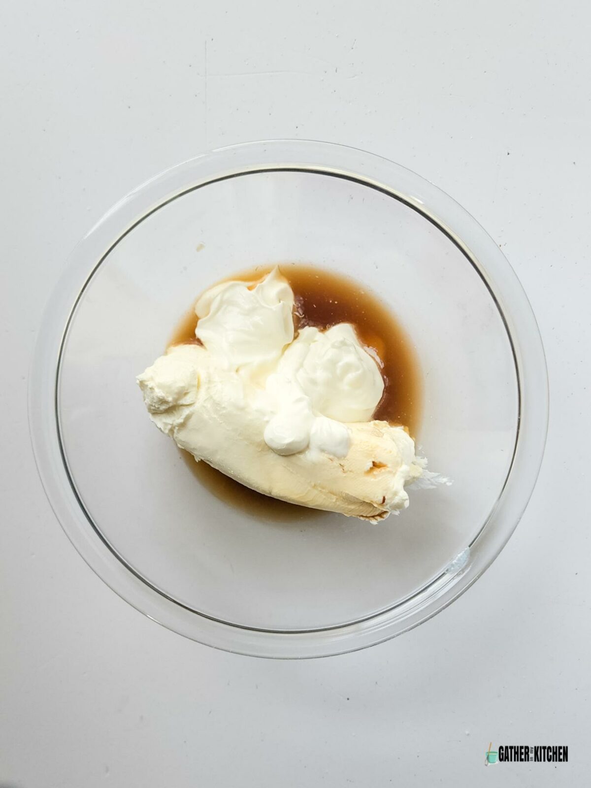 Vanilla, sour cream, lemon juice, sugar and vanilla in a bowl.