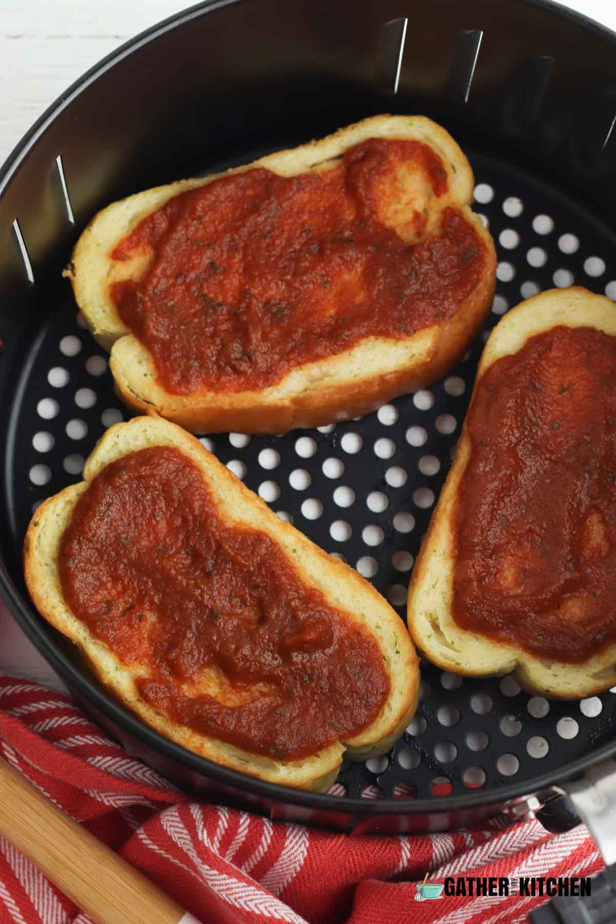 https://gatherinmykitchen.com/wp-content/uploads/2023/12/air-fryer-garlic-toast-pizza-04.jpg